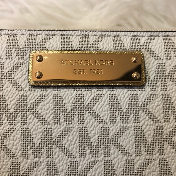 Michael Kors Wristlet - Picture 7 of 7